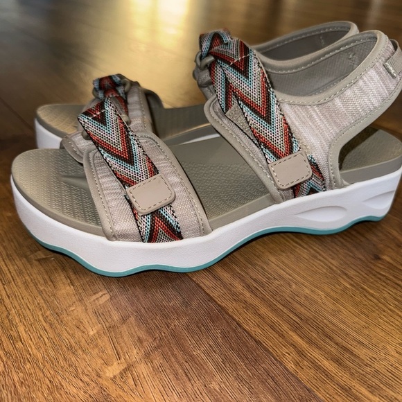 Size 6 multicolor strap sandals - Picture 6 of 6